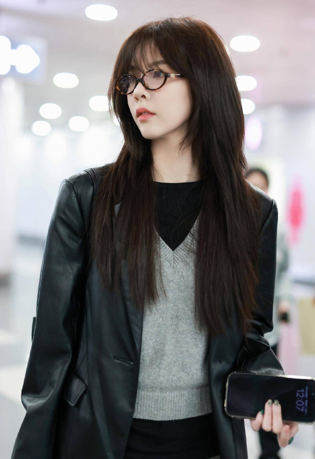 探秘宋妍霏的御姐风范:短裙长筒袜搭配曝光!