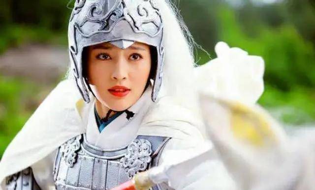 原创隋唐演义中千金小姐裴翠云为啥要嫁给程咬金这事要问裴元庆