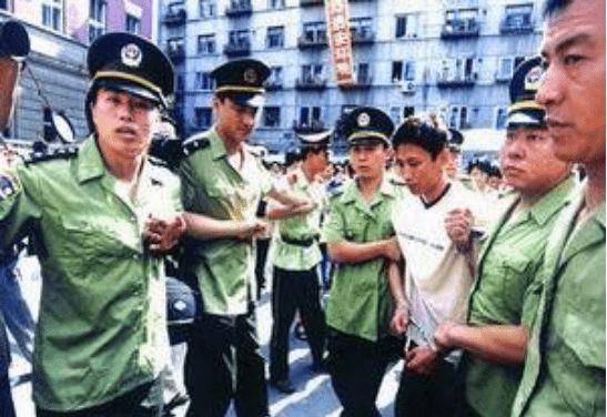 原创沈阳黑帮刘涌掌掴刘巨星打伤副市长儿子被抓后判处了死刑