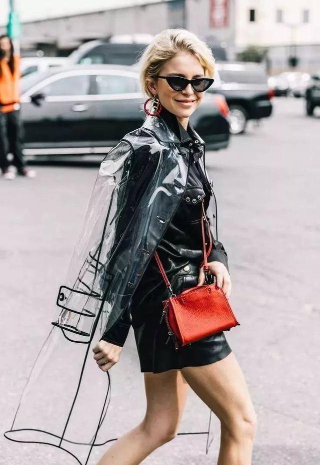 原创雨衣外穿这么好看今年流行的pvc塑料衣时髦有个性