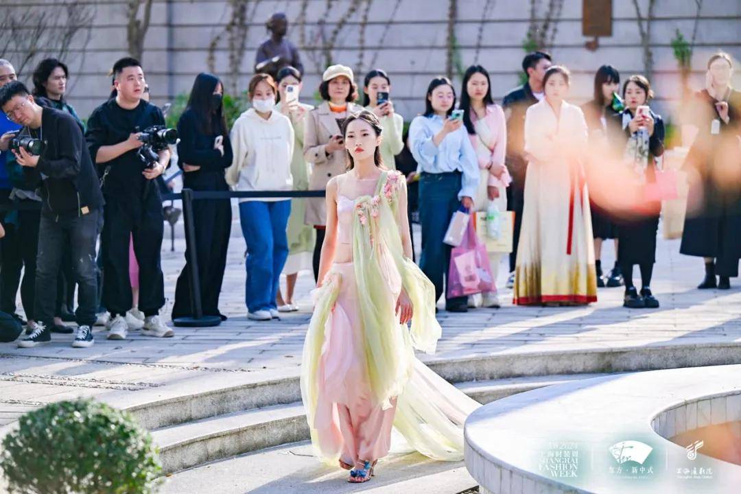"95后"创业者张文康是一名"三坑女孩",大学毕业后,她将兴趣与事业相