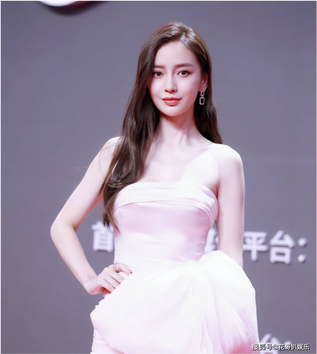 原创杨颖身材出现大变化胸部隆起摆脱排骨称号疑似为复出去做医美