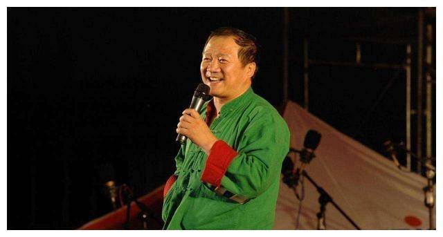 从此,他正式成为了赵家班的一员,与众多优秀的二人转演员共同学习