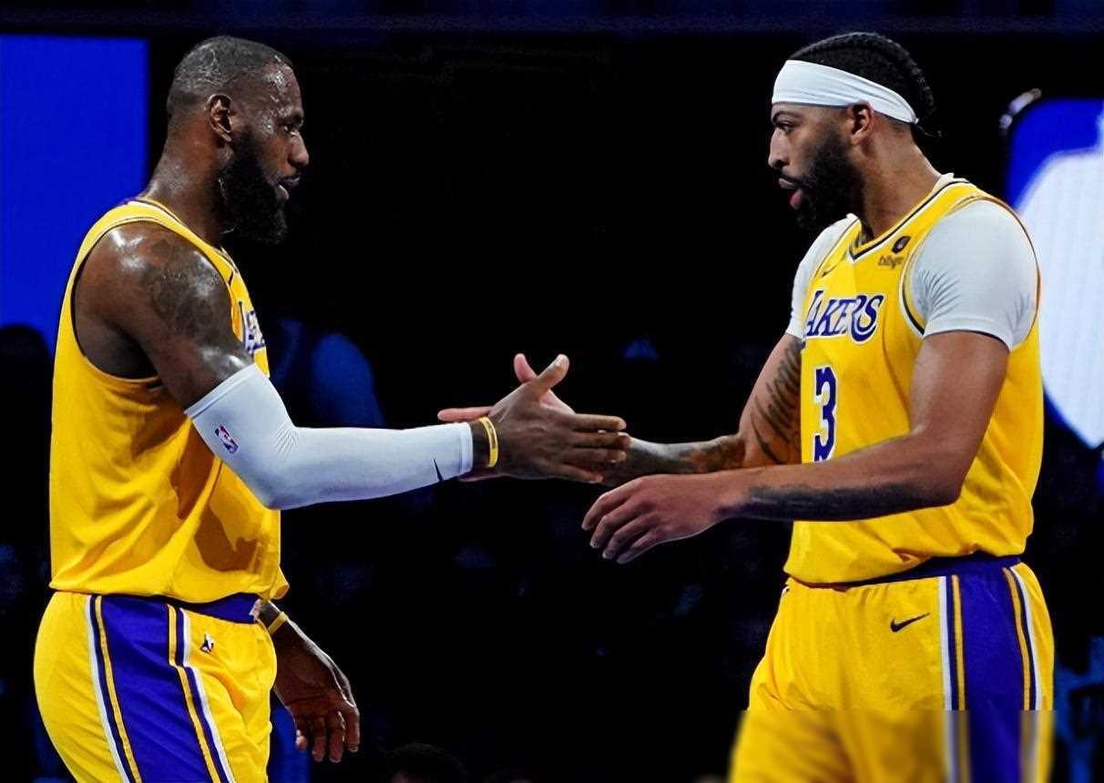 the phoenix suns hosted the cleveland cavaliers at home in a