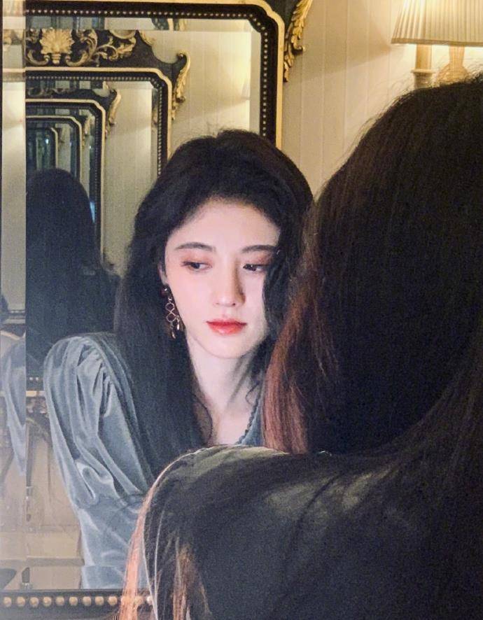 原创鞠婧祎狂晒18张库存照从素颜到浓妆清纯时尚随意切换果然是直男