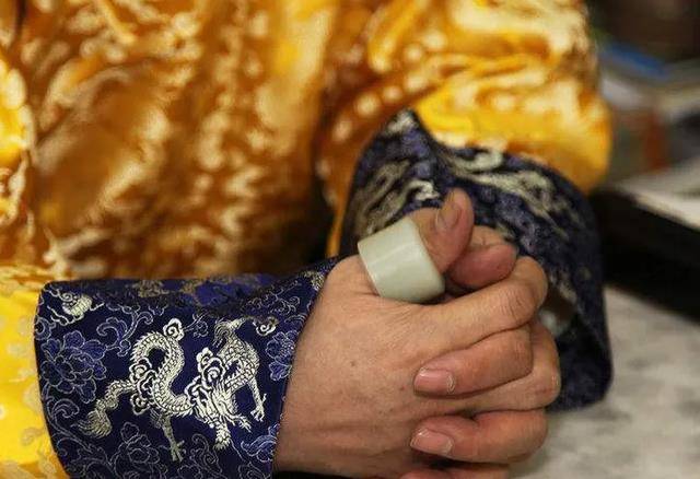 原创乾隆七世孙恒绍手戴3亿祖传扳指高调祭祖他到底要干啥