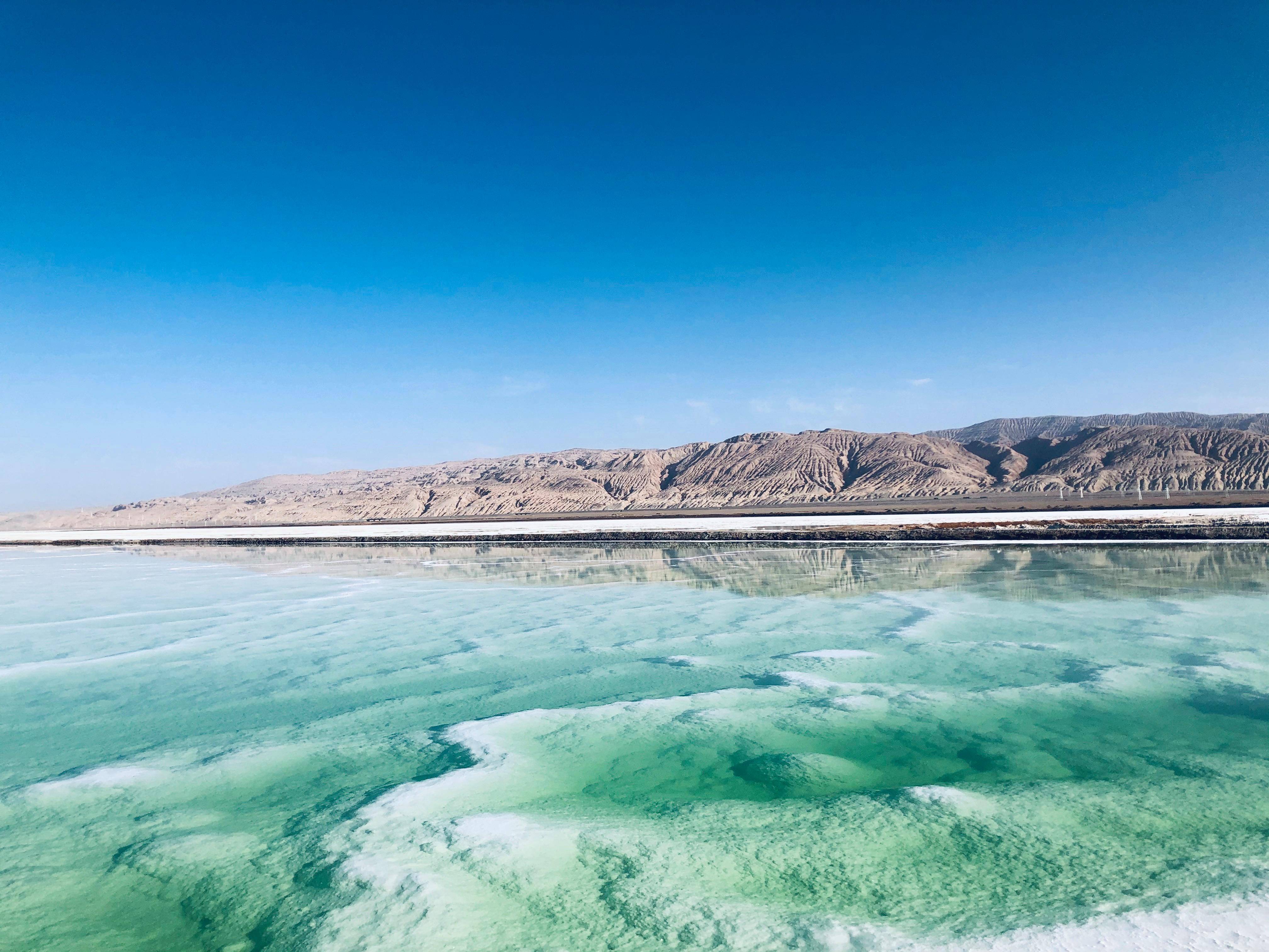 96翡翠湖:湖水倒映着蓝天白云 仿佛落入天空之境97必拍照的风景