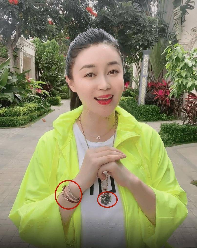 乡爱关婷娜晒照穿3万块连衣裙却因上围傲人扣不上