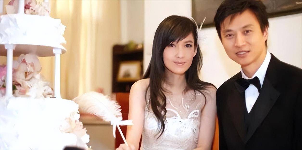 亦舒盛赞的"玉女",35年情路坎坷,如今56岁活成少女_周慧敏_倪震_生活