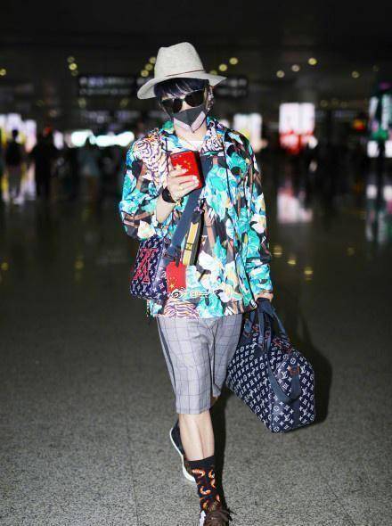 陈志朋被指撞脸郑佩佩微博晒张国荣照片回应我其实谁也不像