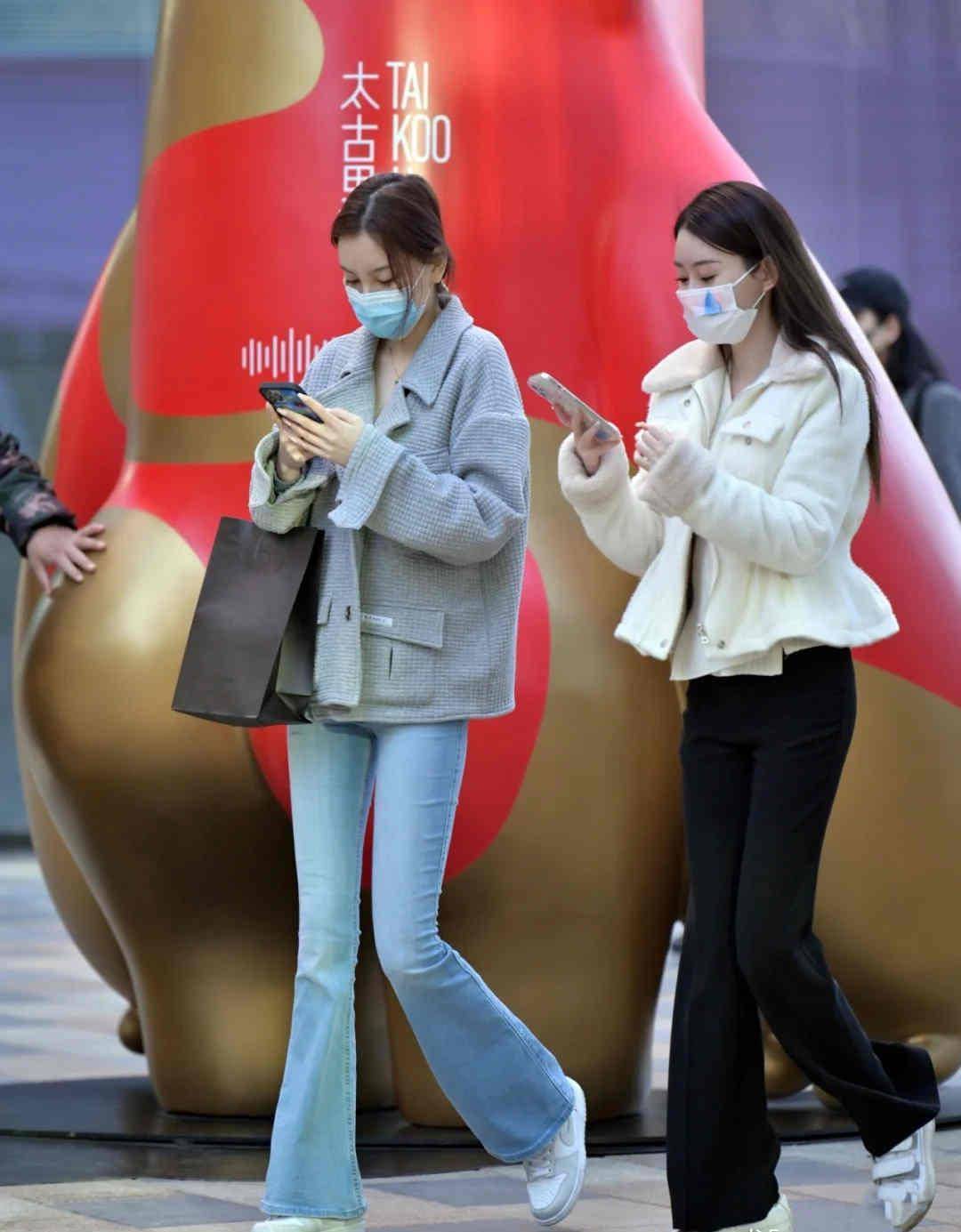 牛仔裤怎么穿回头率更高北京街拍女孩给你示范时髦又耐看