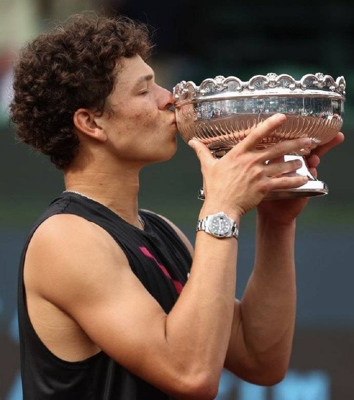 原创贝雷hubi谢尔顿分享三站冠军柯林斯背靠背捧杯弗里茨一轮游