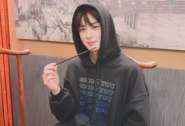 原创车银优开通社交网站1个月粉丝超百万晒近照被赞人比花娇