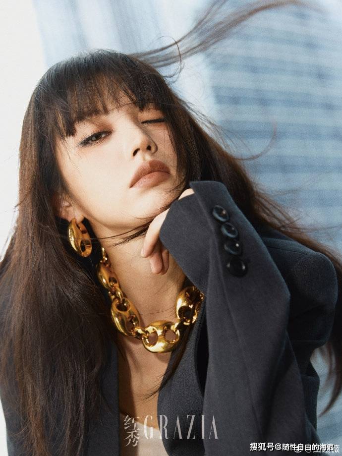 田曦薇登红秀封面性感露腰皮衣搭披肩直发惊艳身材引热议