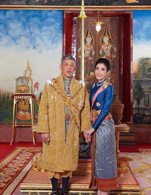 西哈莫尼国王51岁俊秀如唐僧可是现在却不如拉玛十世年轻帅气