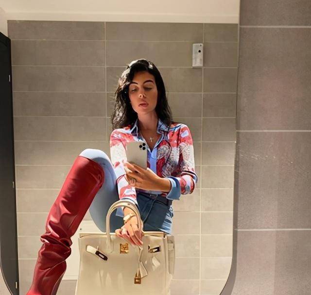 原创c罗确诊后亮相竖起拇指状态好未婚妻乔治娜示范性感高级名媛