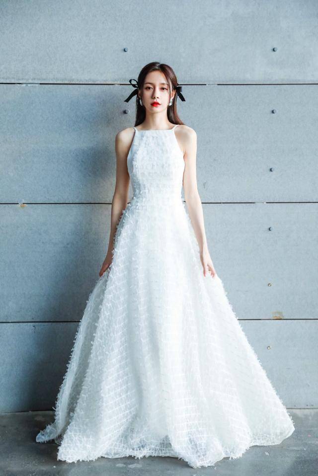 原创1米71沈梦辰又高又瘦穿白色吊带裙出镜肤色黑也很养眼