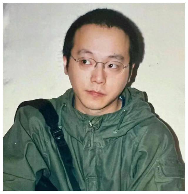 55岁窦唯罕露面发福头发秃顶变化大到无人识在灵隐寺瞎溜