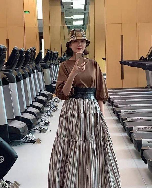 程莉莎身穿波点连衣裙现身姐姐243岁仍活跃调皮状态在线