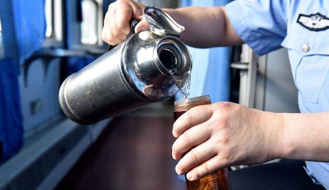 原创火车上的热水究竟从何而来安全卫生有保障吗看完后你就明白了