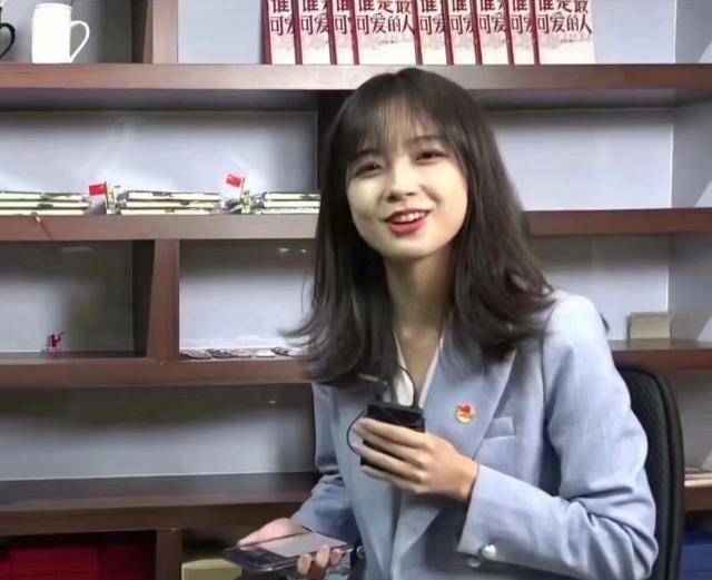 原创央视最美记者王冰冰爆火霸屏穿西装干练又飒气笑容美过章泽天