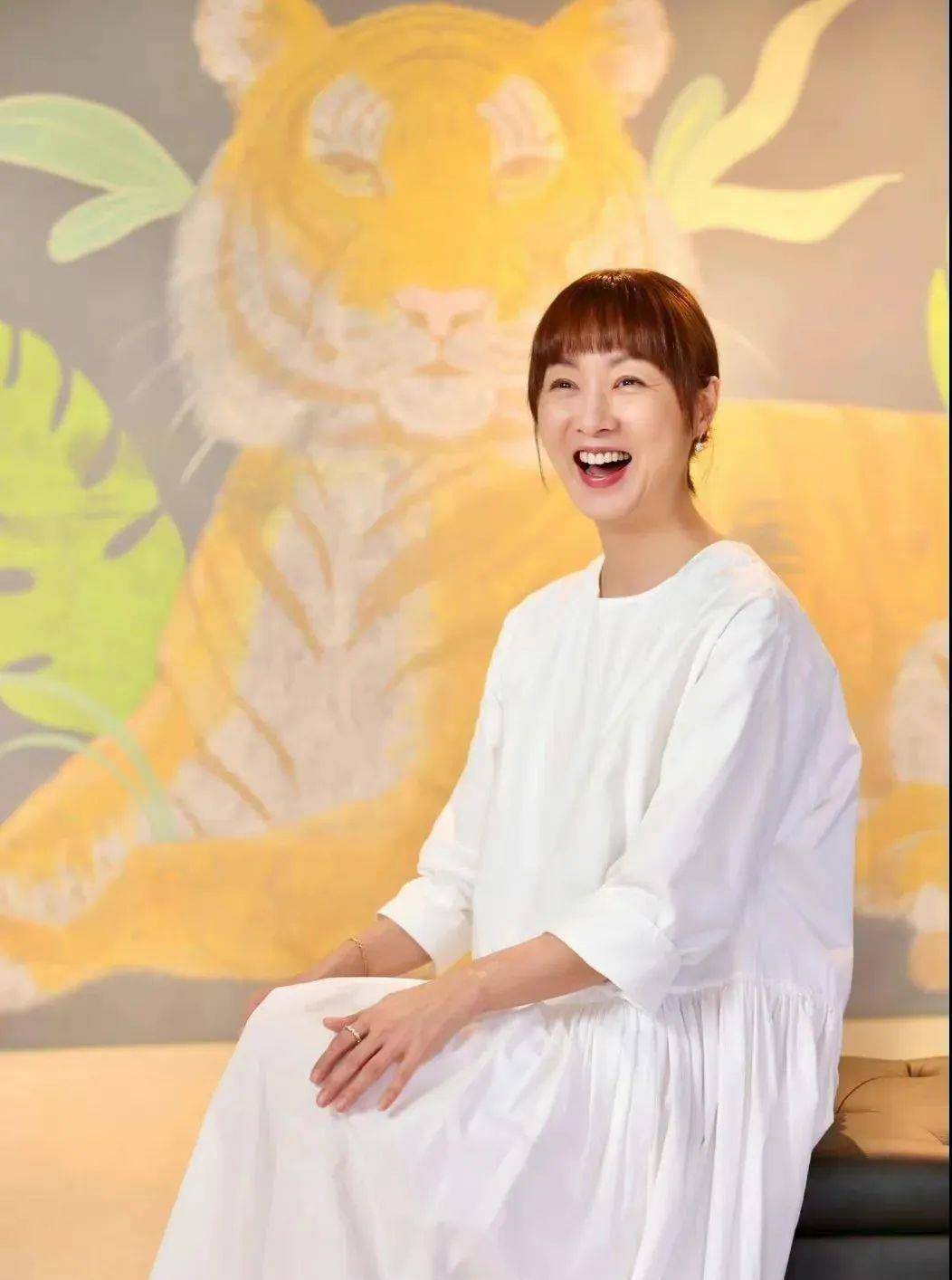 原创怀玉公主年过半百了脸蛋还是那个脸蛋皱纹里都带着迷人魅力