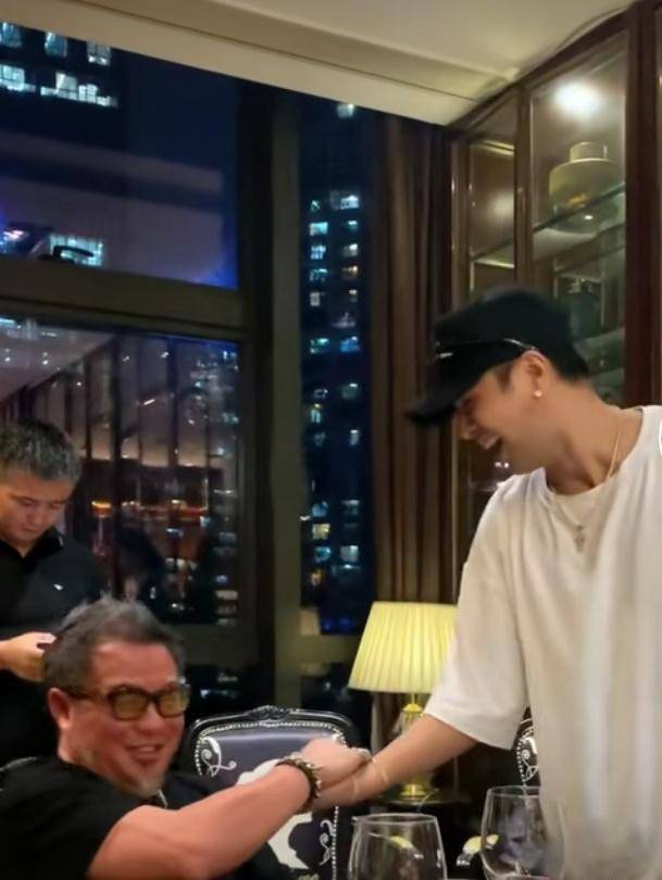 罗志祥近况很良好,与友人喝酒掰手腕稳居c位,一身行头元气满满