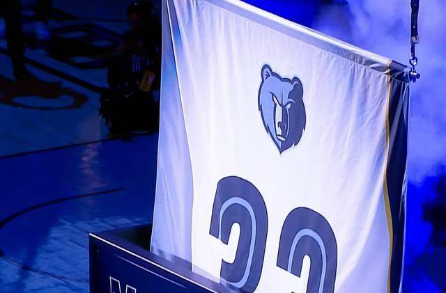 小加33号灰熊球衣正式退役生涯获利18亿一家四口幸福亮相