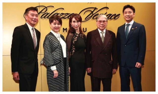 何超琼与梁安琪罕同框想不到被后妈气场压制该叫妈还叫姐