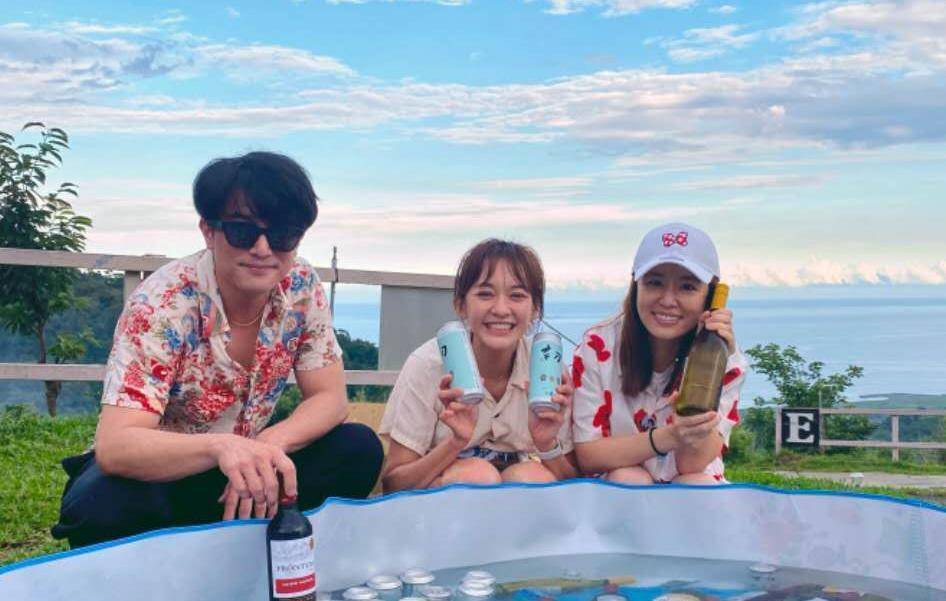 原创陈意涵晒杀青日常满池啤酒引热议邱泽被错认霍建华儿子出镜方式很