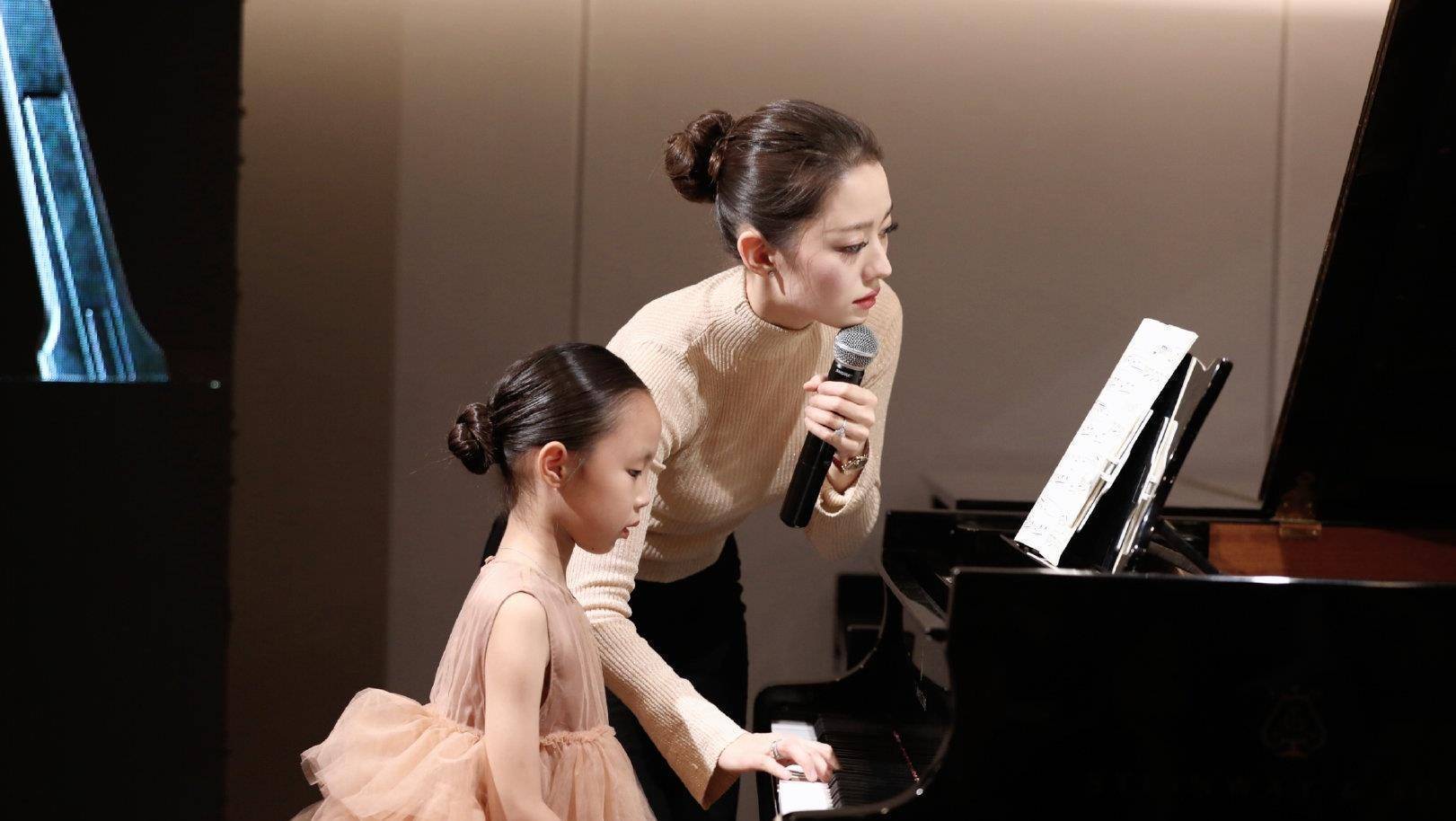 原创吉娜罕见淡妆镜头扫到腹部还以为自己眼花网友是有小baby了吗