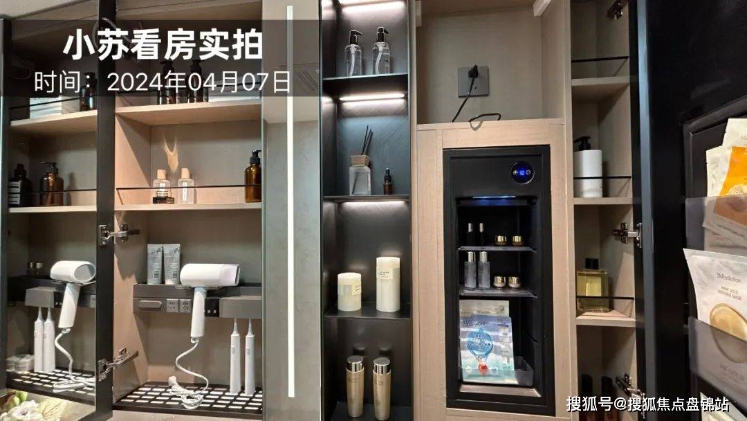 顶面为集成铝板吊顶;方太/老板或同档次品牌油烟机,燃气灶,洗碗机