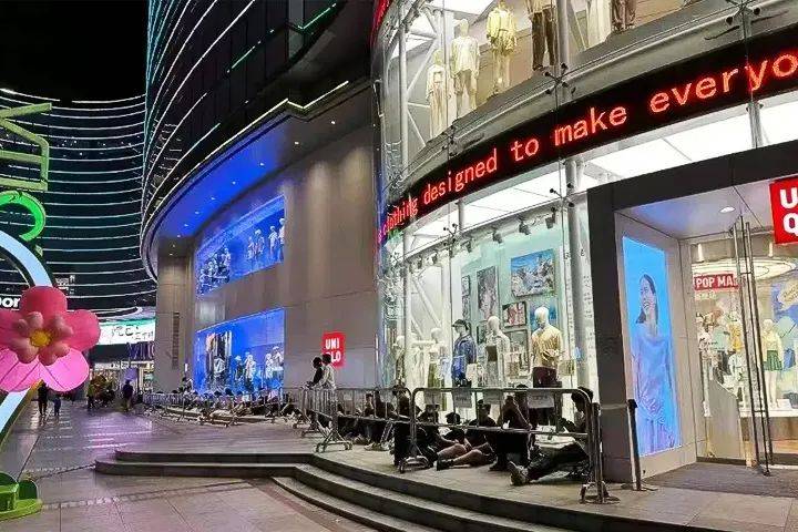活动前夜,多家优衣库门店再现消费者夜排,引发广泛讨论.