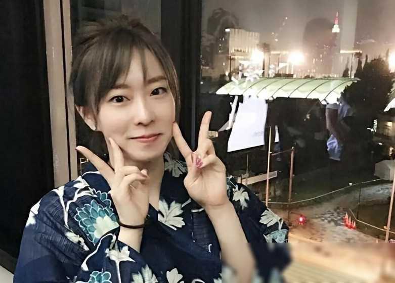 原创石川佳纯晒全家福妹妹貌美如花神似邓紫棋妈妈风姿绰约