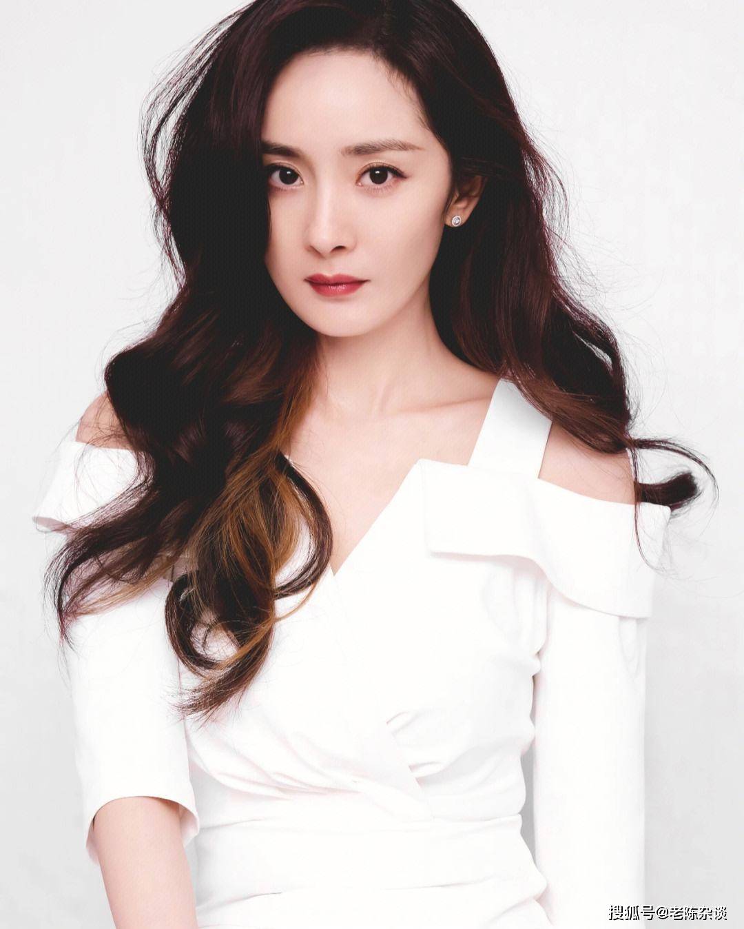 杨幂的颜值堪称一绝.她的面容精致,五官立体,散发着东方女性的魅力.