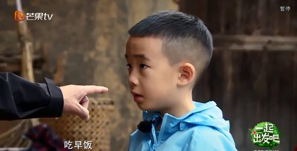 陈小春发飙踢翻jasper早饭网友被山鸡哥吓得发抖