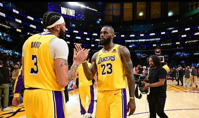 浓眉22分13板6帽突破奥尼尔21年纪录湖人四连胜击退骑士