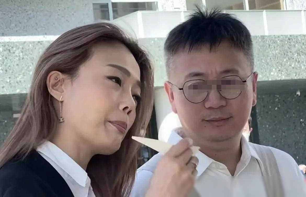 网友偶遇容祖儿，皱纹明显，年龄感十足！