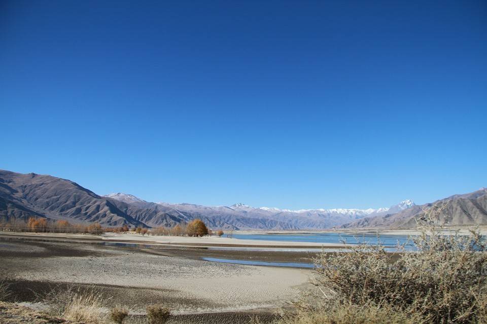 宫广场和药五山附近,夜幕降临时分可以看到很美的世界屋脊的夜景