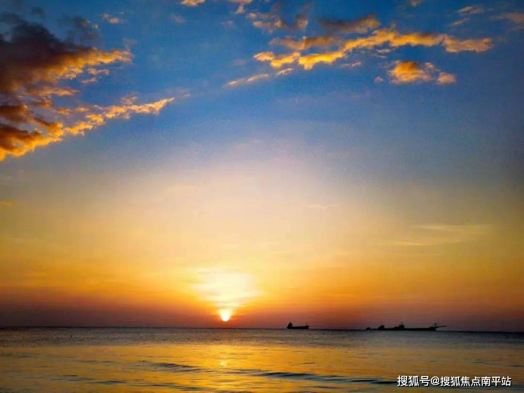 从希望·棋子湾的沙滩艺墅出来,便是约20公里的原生海岸沙滩.