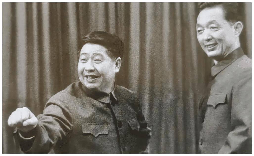 冯巩携徒弟祭拜恩师马季贾玲缺席遭质疑不扫墓前尘被讽走过程