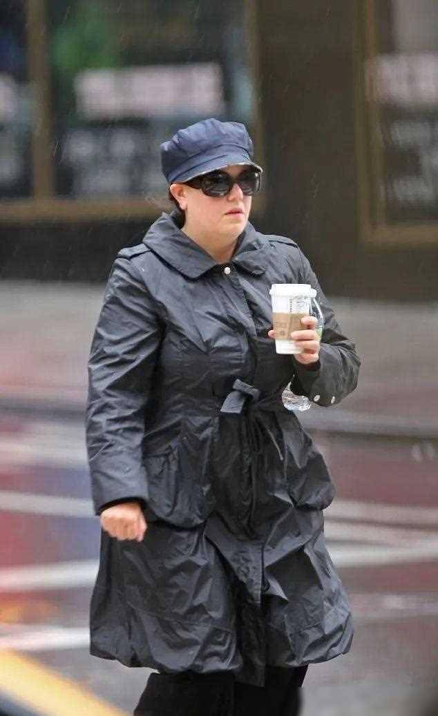 原创拉链门女主惊艳亮相50岁莱温斯基美如女王克林顿头发全白