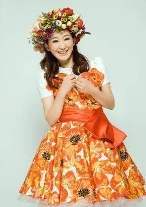 小鹿姐姐原名郏捷,长相漂亮笑容甜美,曾是我们儿时的女神,她主持的