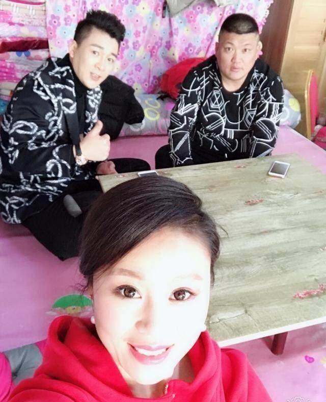 草帽姐成名老公当起经纪人两人微博频繁秀恩爱成富太后认不出