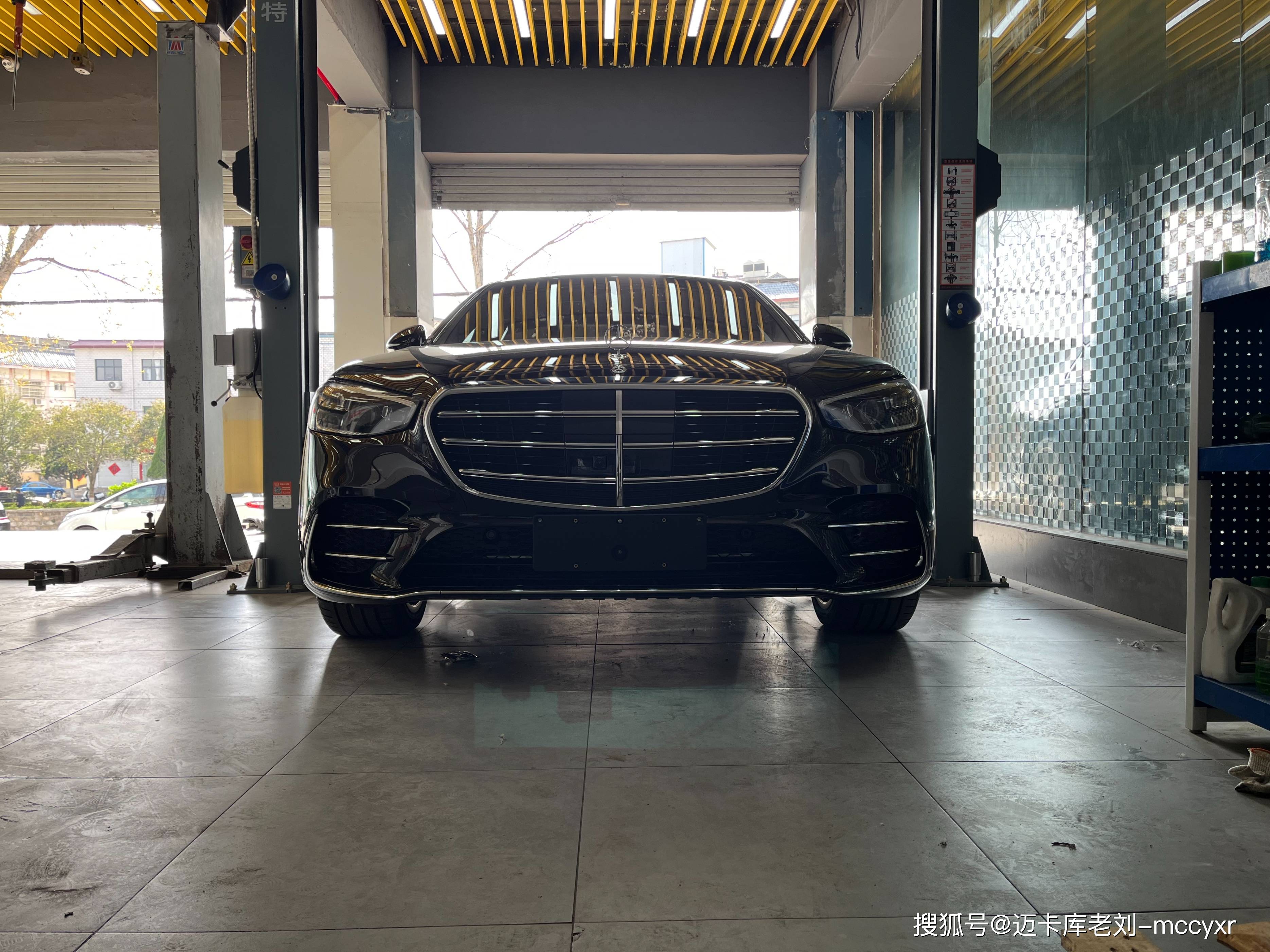 23款奔驰s450的"登封造极",升级老板位腿托,后轮转向