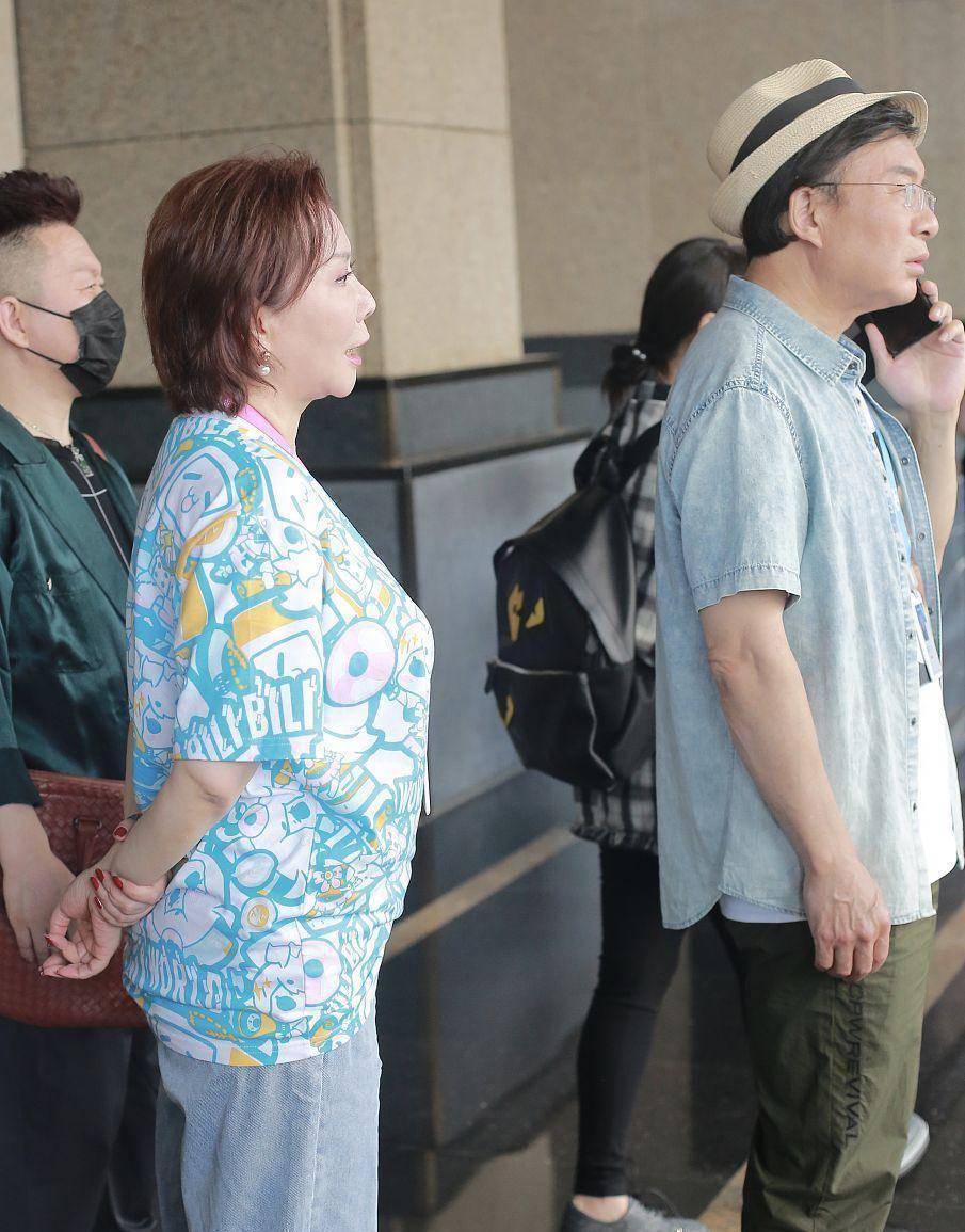 原创蔡明不敢面对自己衰老把头发染成酒红色还做了大红色美甲