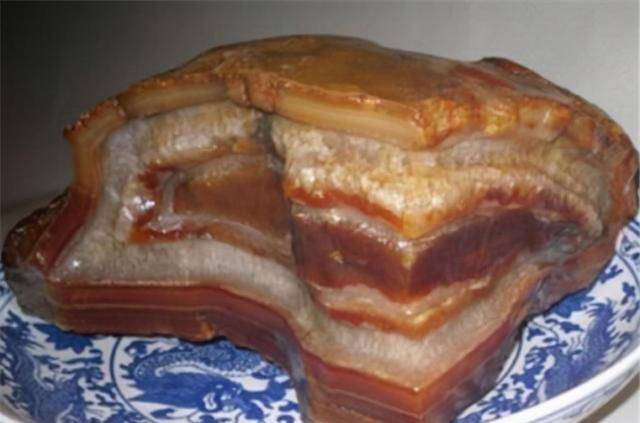 随着仿照收藏品的愈加泛滥,肉形石的平均价格也是一步步地下降,假如