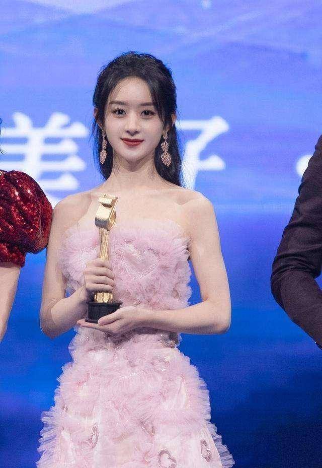 与其说赵丽颖是圆脸,倒不如说她是短脸的娃娃脸.