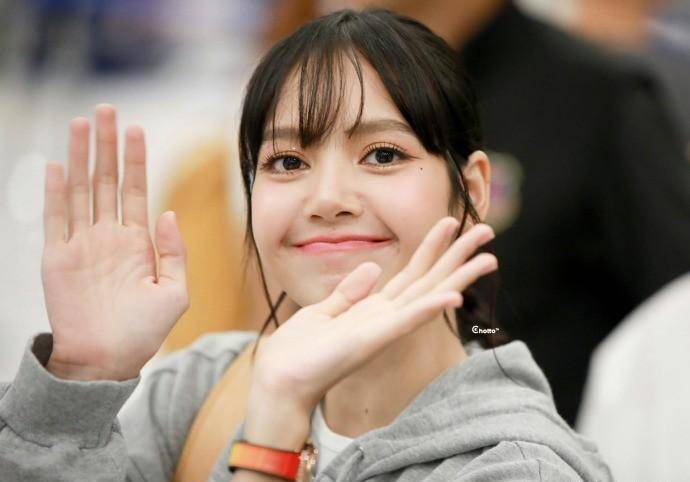 lisa现身机场大变样,失去韩流滤镜和妆造后,已经完全让人认不出_丽莎