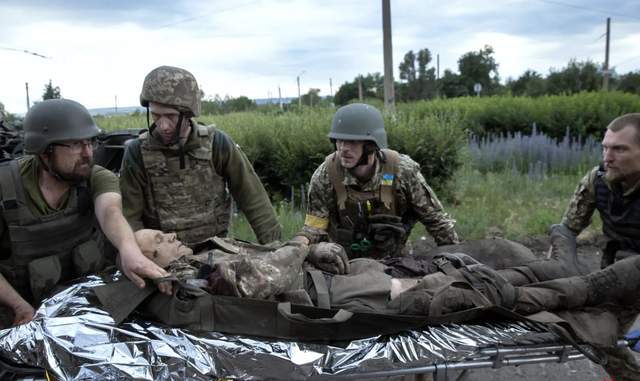 俄军打红了眼乌军受伤不再构成威胁仍然被挨个补枪一个不留